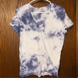 Universal Thread Blue and White Tie-Dye V-Neck Tee